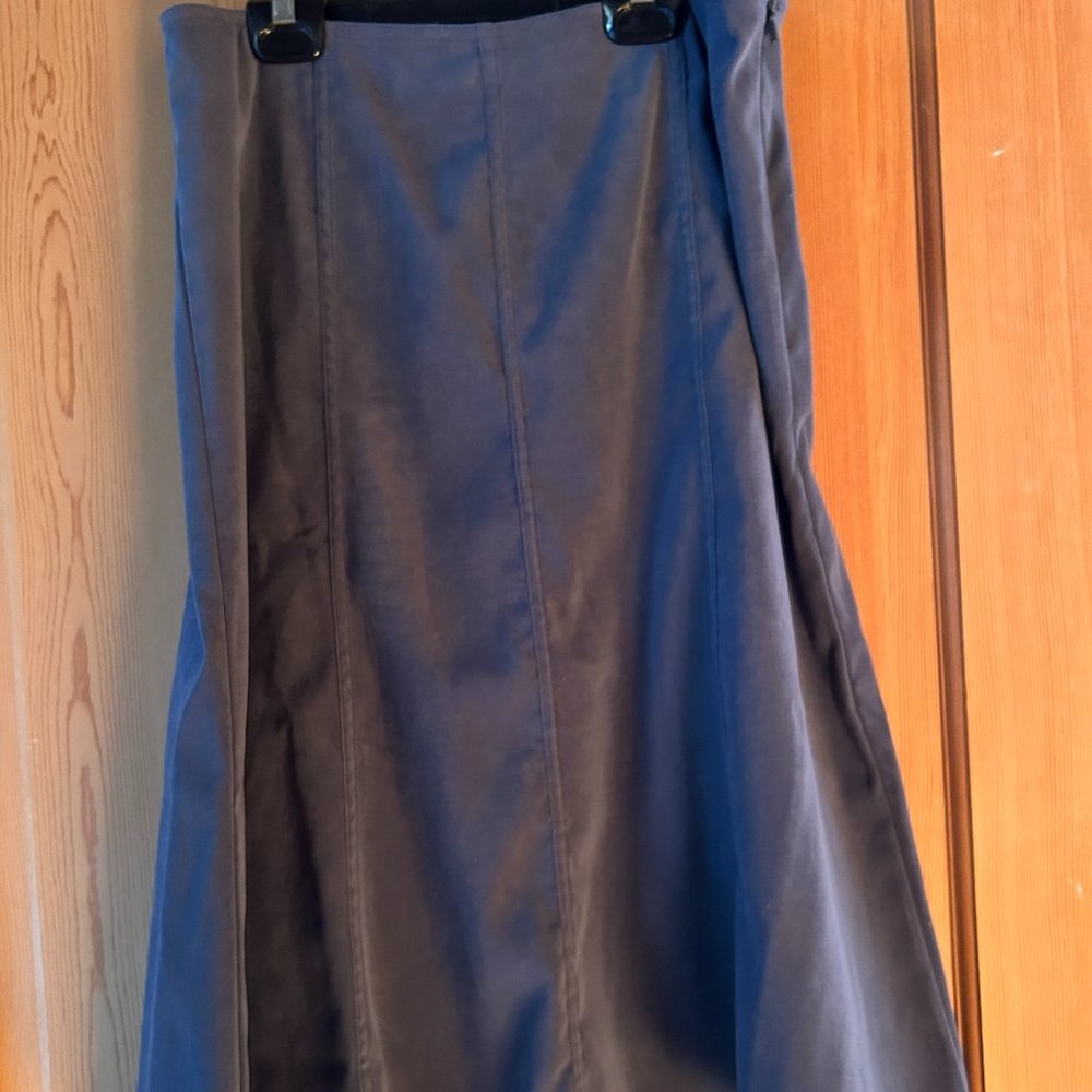Classic and beautiful Orvis Women's Dark Green Olive Suede-like Skirt Size 10 NW